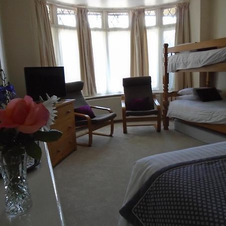 Trumbles Gatwick B&B Charlwood Zimmer foto