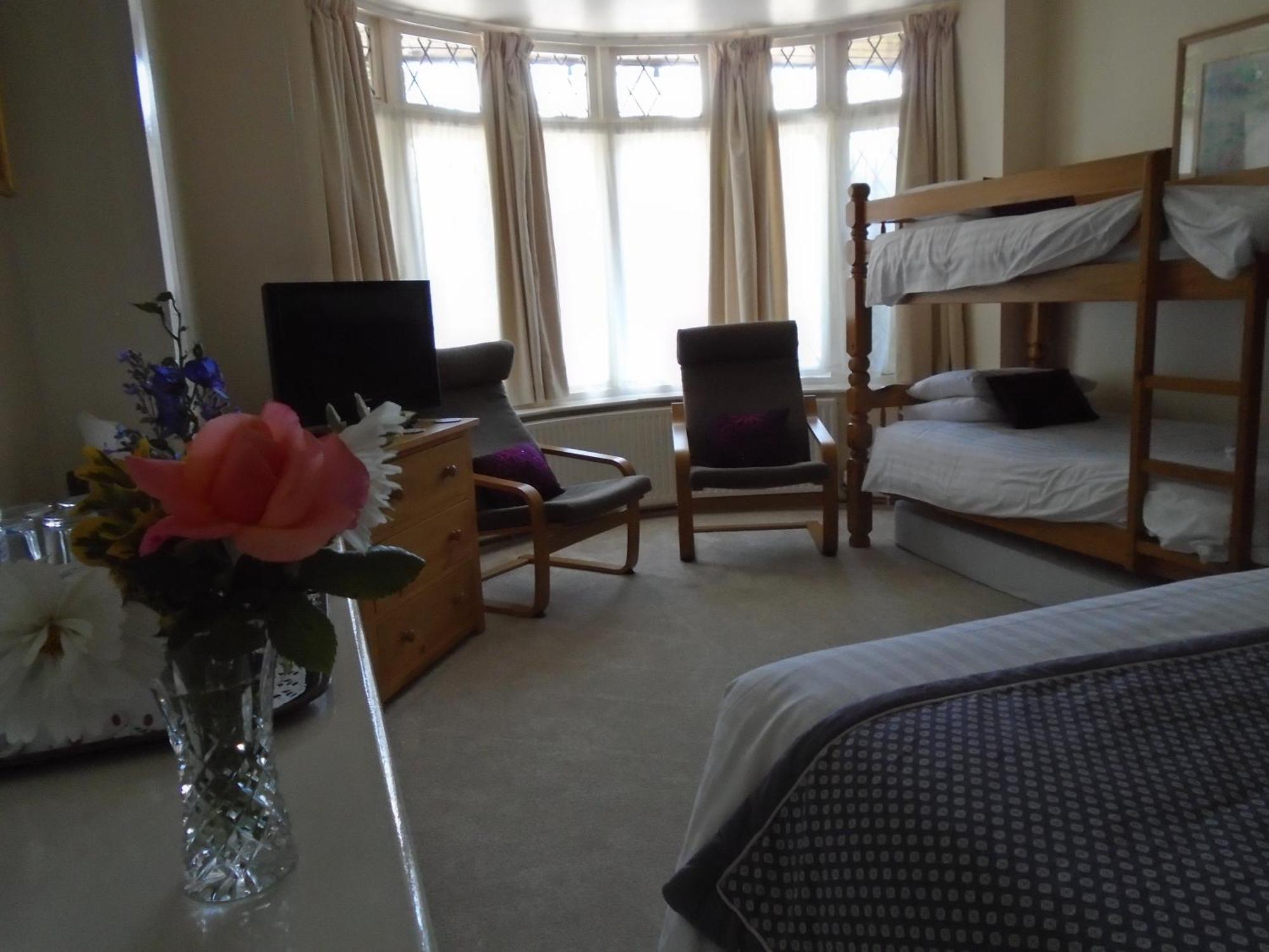 Trumbles Gatwick B&B Charlwood Zimmer foto