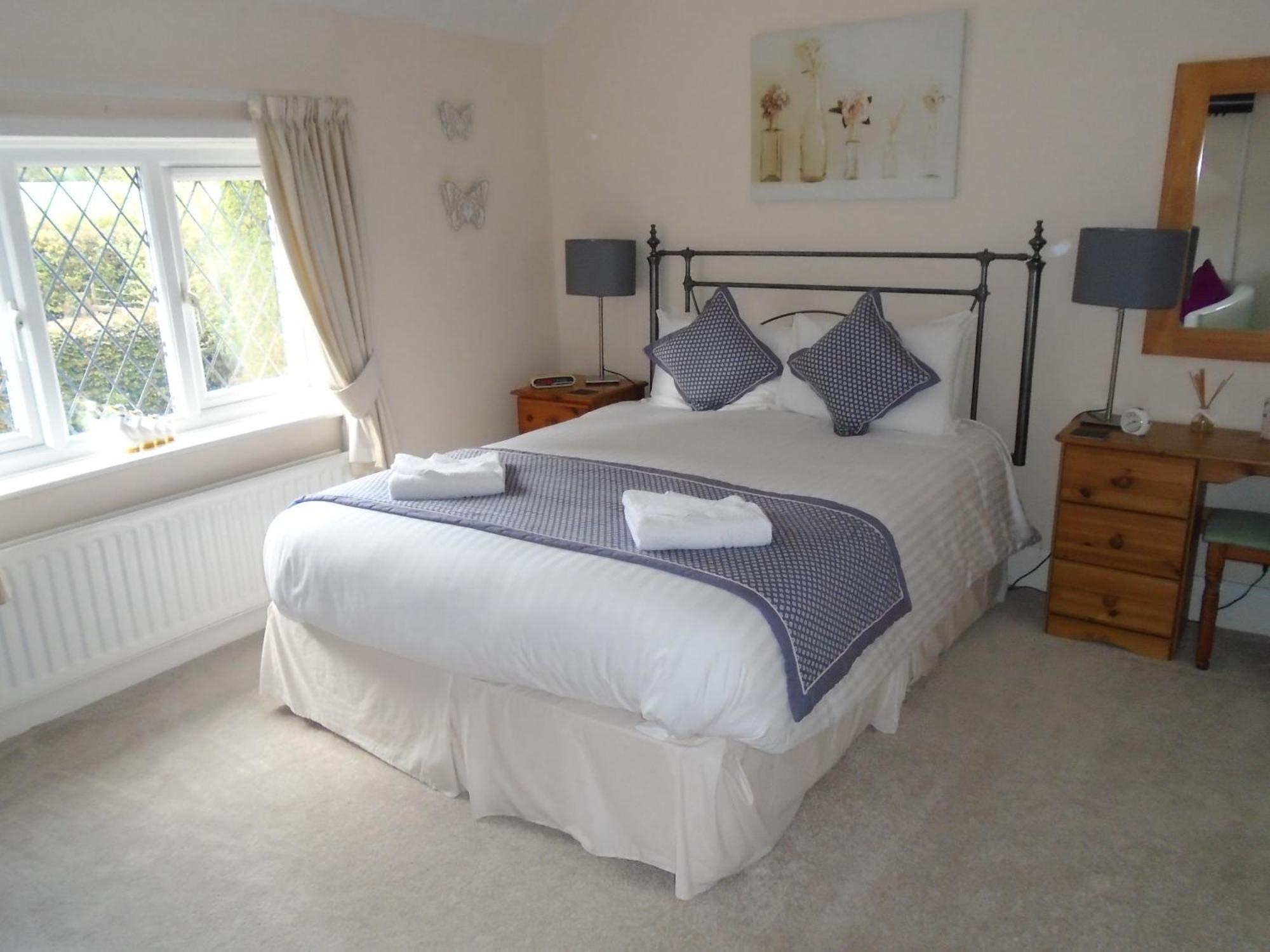 Trumbles Gatwick B&B Charlwood Zimmer foto