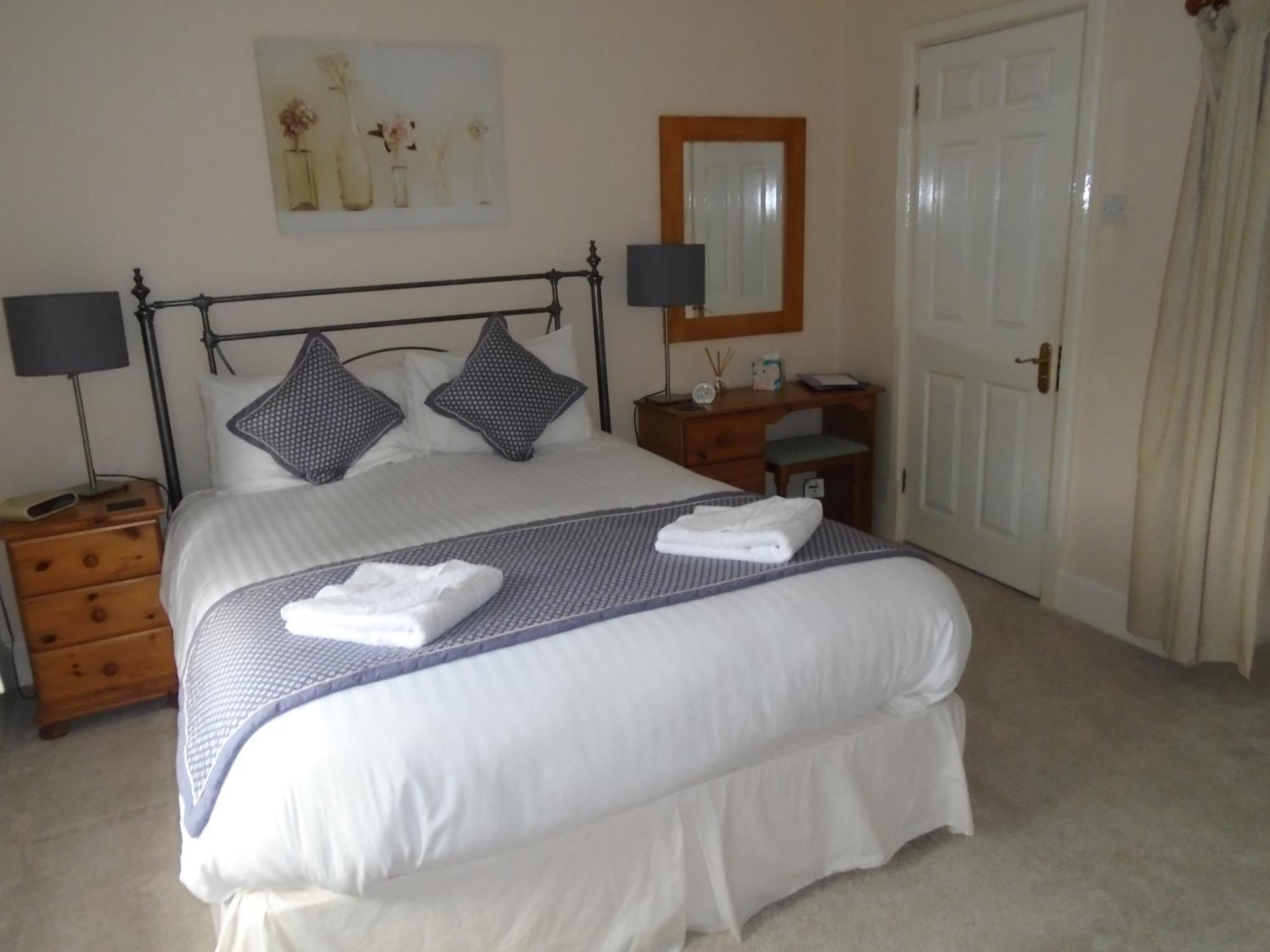 Trumbles Gatwick B&B Charlwood Zimmer foto